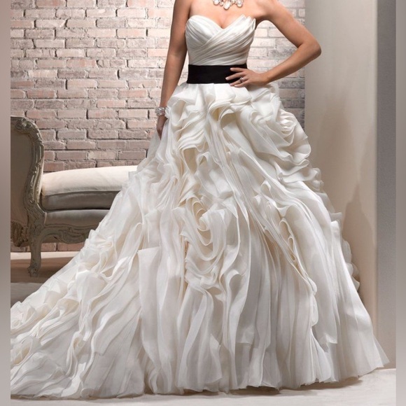 MAGGIE SOTTERO Haute Couture Juliette (NWT) Size: 12 - Picture 1 of 16